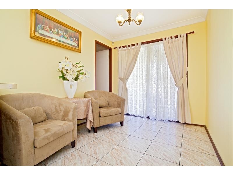 6 Hyacinth Avenue, Macquarie Fields NSW 2564