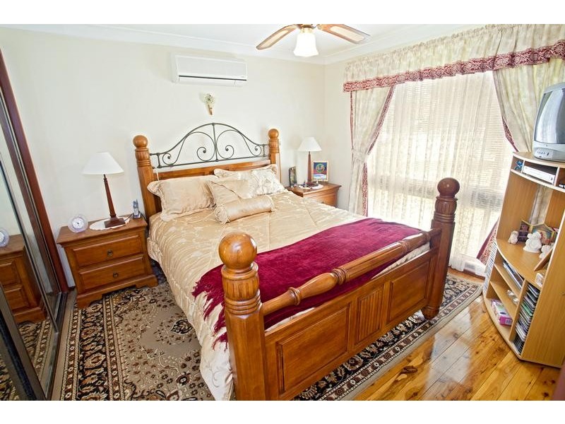 6 Hyacinth Avenue, Macquarie Fields NSW 2564