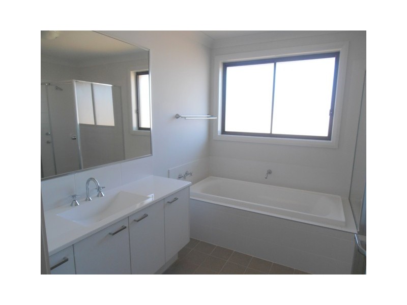 2 Brothers Lane, Glenfield NSW 2167