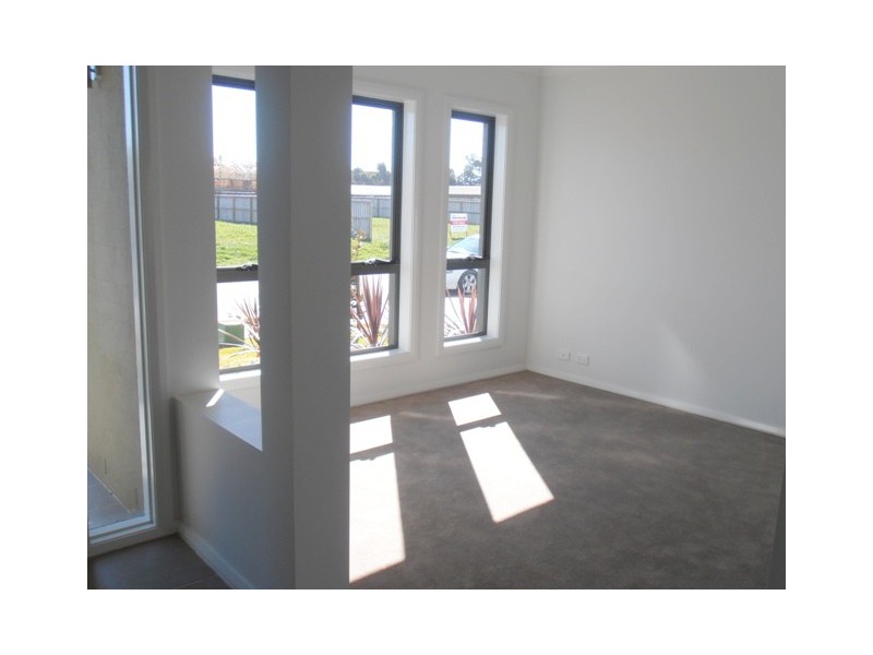 2 Brothers Lane, Glenfield NSW 2167