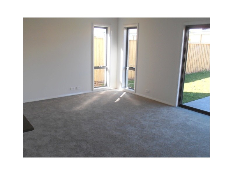 2 Brothers Lane, Glenfield NSW 2167