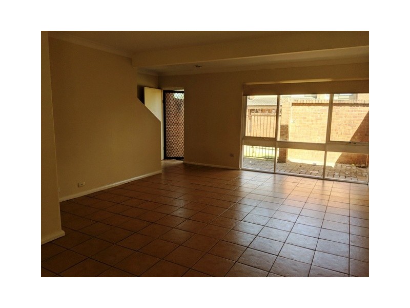 2/15-19 Fourth Avenue, Macquarie Fields NSW 2564