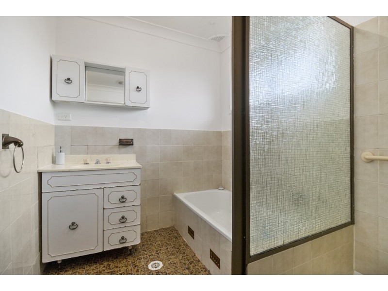 1/8 Bensley Road, Macquarie Fields NSW 2564
