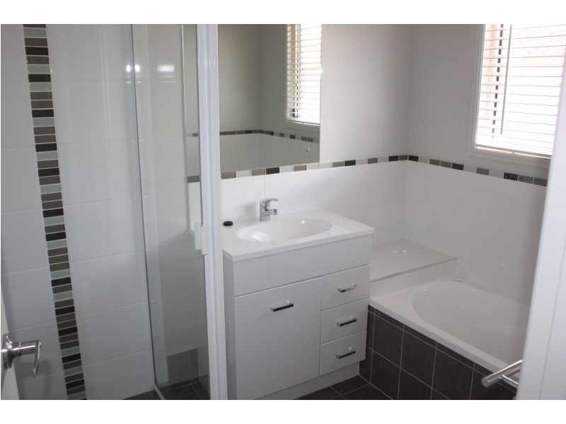 52 Lakeside Drive, Emerald QLD 4720