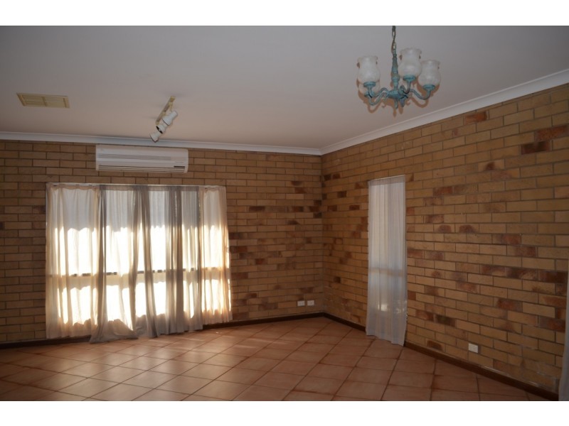 1 / 16 White, Emerald QLD 4720