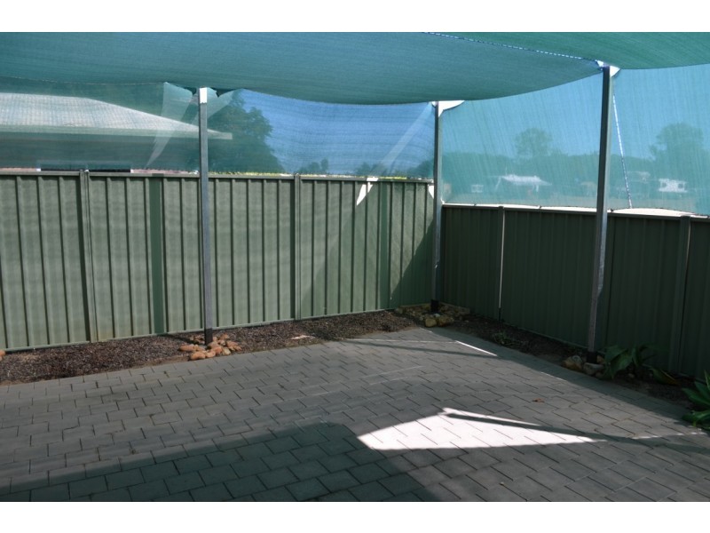 1 / 16 White, Emerald QLD 4720