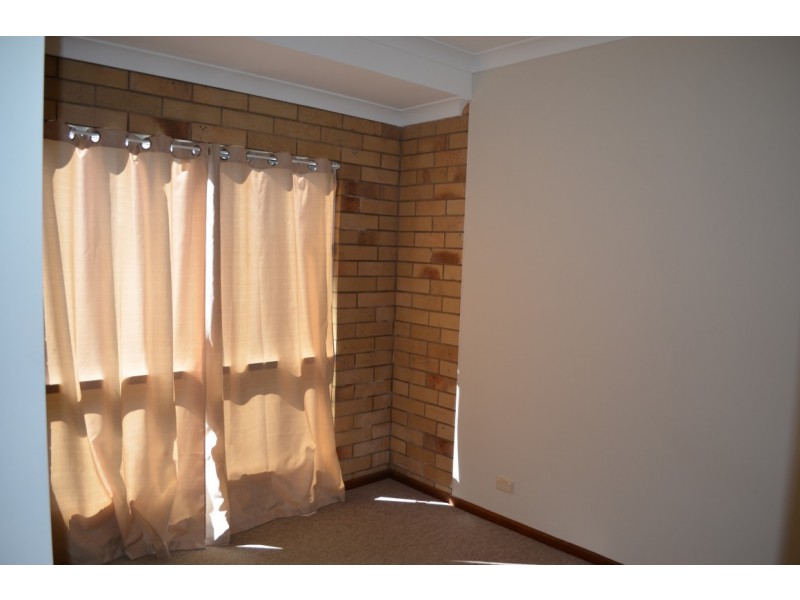 1 / 16 White, Emerald QLD 4720