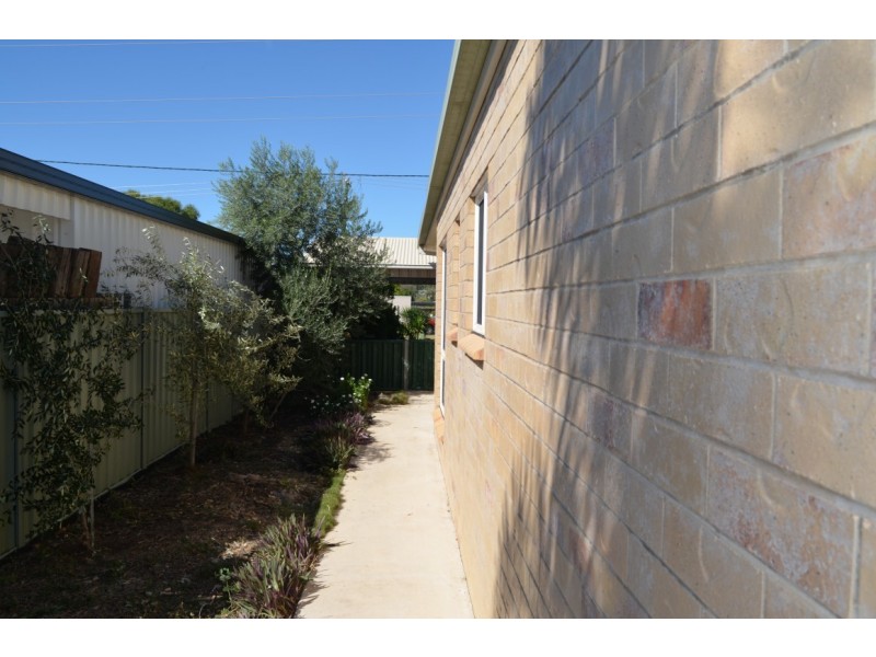 1 / 16 White, Emerald QLD 4720