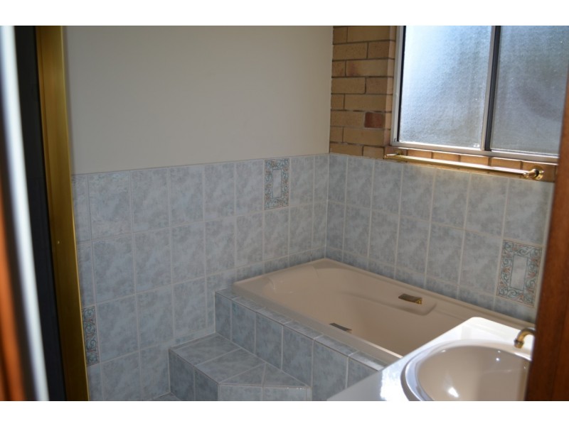 1 / 16 White, Emerald QLD 4720