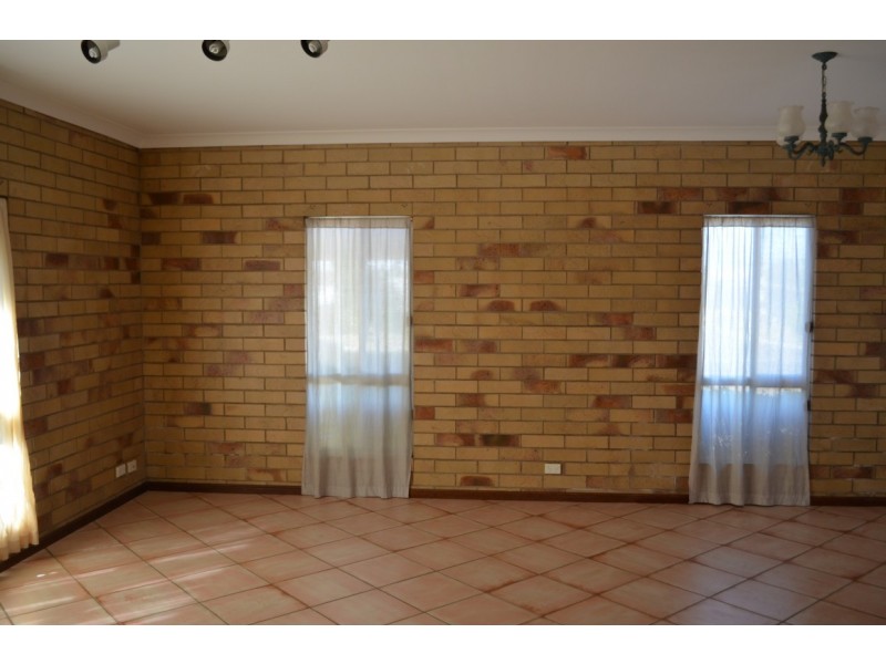 1 / 16 White, Emerald QLD 4720