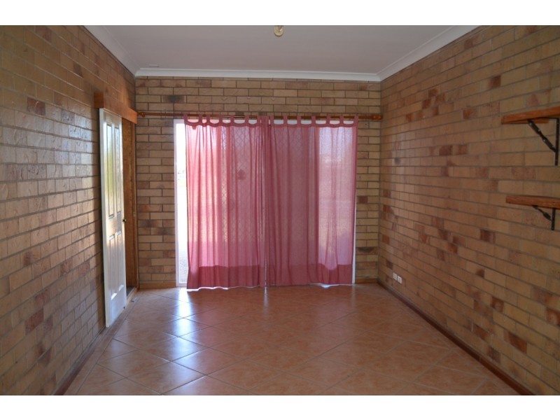 1 / 16 White, Emerald QLD 4720