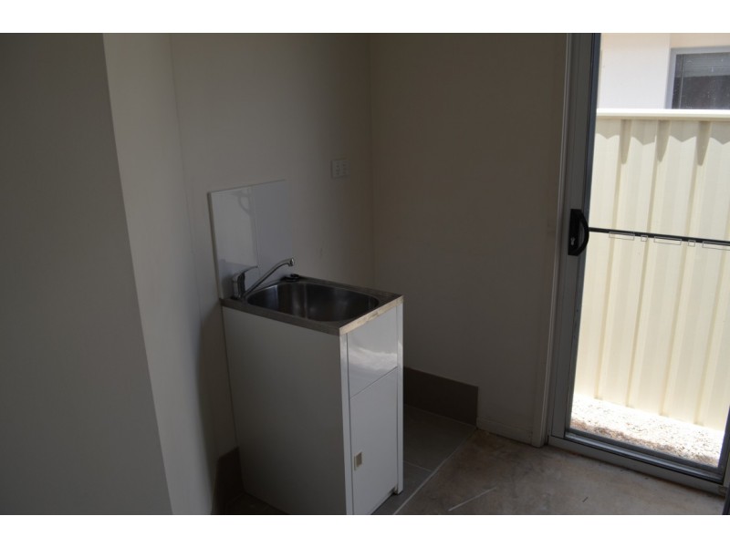 2/4 Eagle Street, Emerald QLD 4720