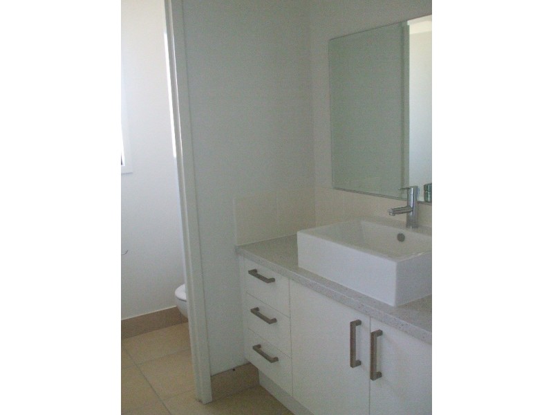 8 Charlton Drive, Emerald QLD 4720