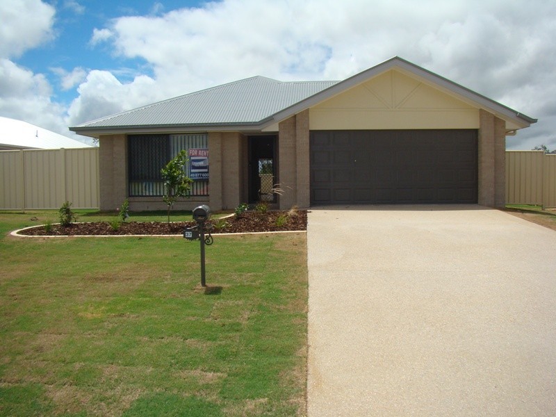 37 Lakeside Drive, Emerald QLD 4720