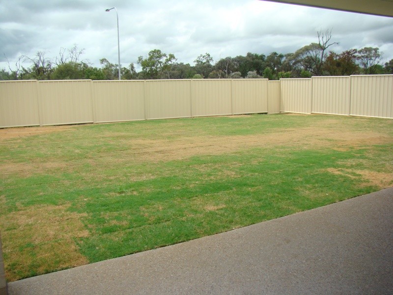 37 Lakeside Drive, Emerald QLD 4720