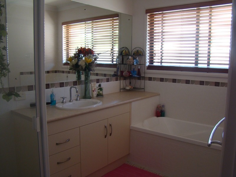19 Roseanne Road, Emerald QLD 4720