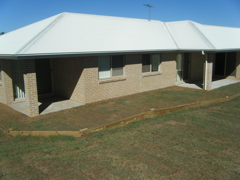 4 Hillcrest Street, Emerald QLD 4720