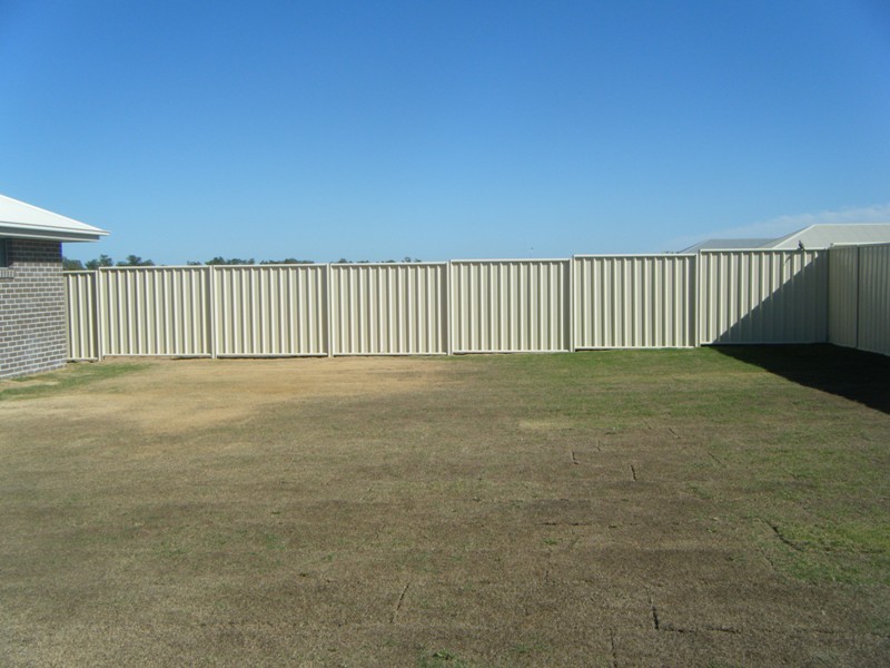 14 Lakeside Drive, Emerald QLD 4720