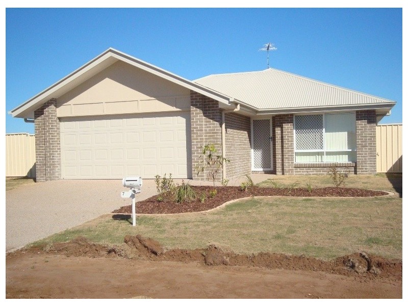 7 Hillcrest Street, Emerald QLD 4720