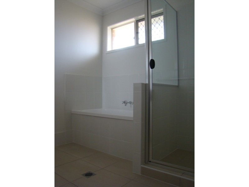 2 Lakeside Drive, Emerald QLD 4720