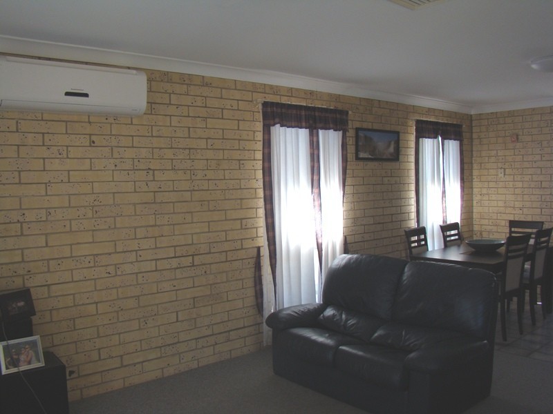 2/98 Baker Street, Emerald QLD 4720