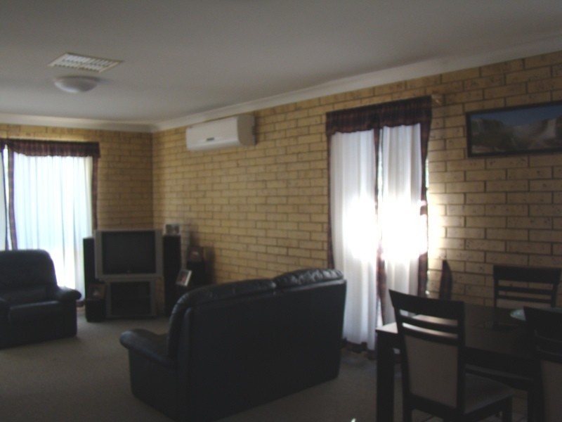 2/98 Baker Street, Emerald QLD 4720