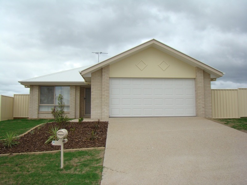 4 Lakeside Drive, Emerald QLD 4720