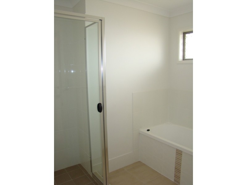 4 Lakeside Drive, Emerald QLD 4720