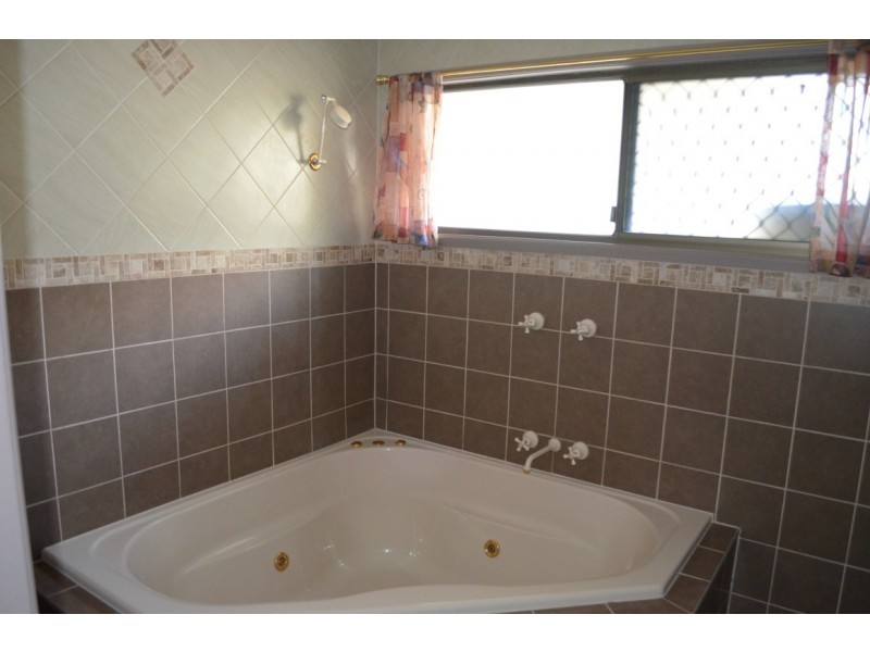 9 Suncross Place, Emerald QLD 4720