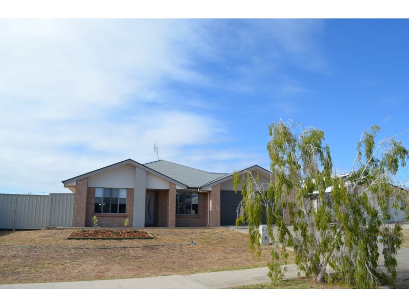 16 Newman Drive, Emerald QLD 4720