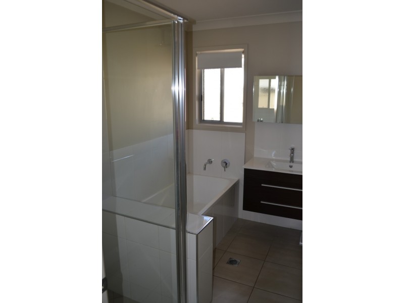 16 Newman Drive, Emerald QLD 4720