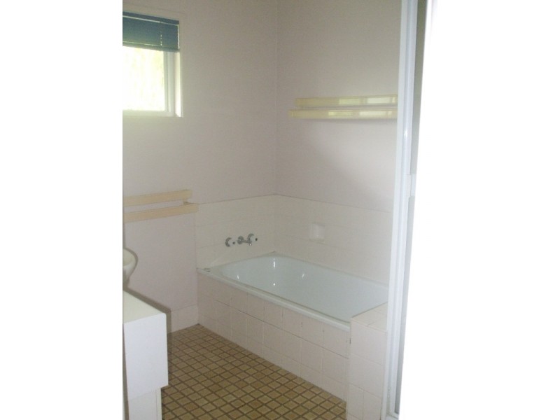 4  Thomas Place, Emerald QLD 4720