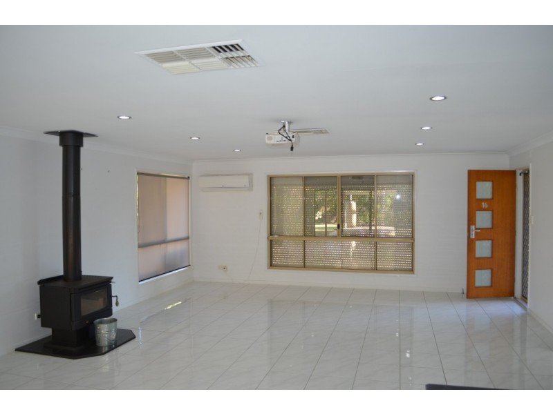 16 Akubra Drive, Emerald QLD 4720