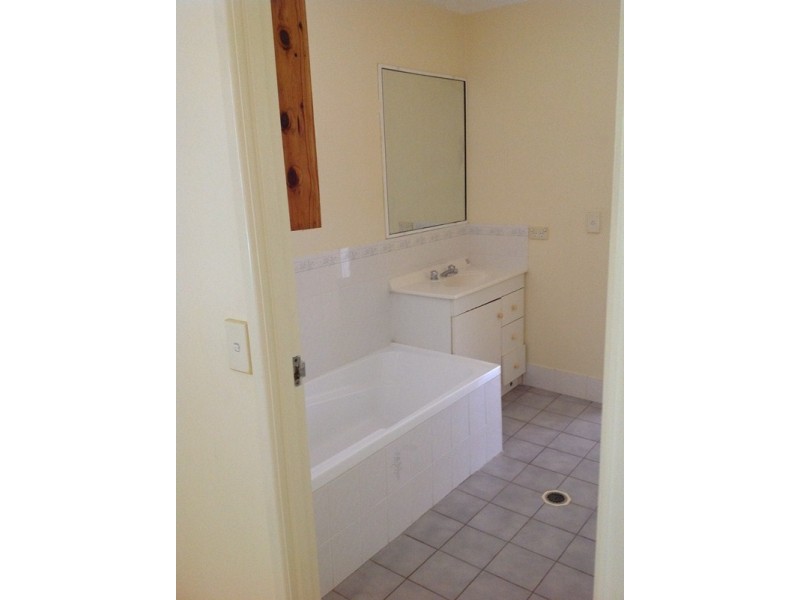 18 Barry Street, Emerald QLD 4720