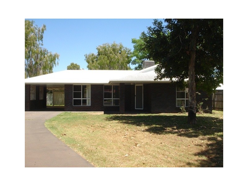 8 Crystal Court, Emerald QLD 4720