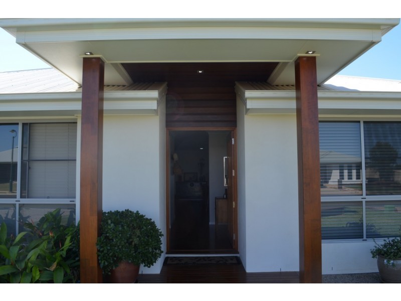54 Canterbury Road, Emerald QLD 4720