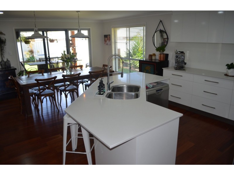 54 Canterbury Road, Emerald QLD 4720