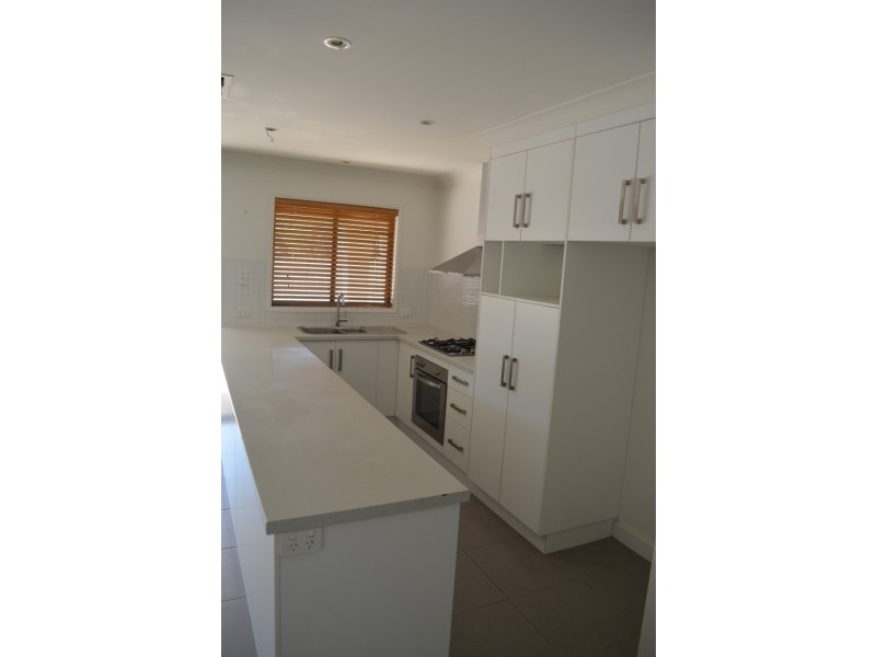 14 Barton Street, Emerald QLD 4720