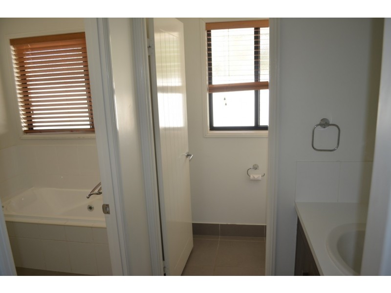 14 Barton Street, Emerald QLD 4720