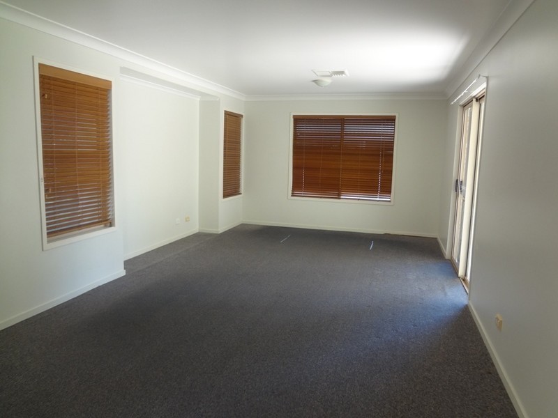 10 Vanessa Place, Emerald QLD 4720