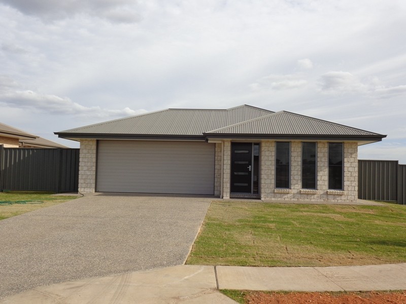 2 Singleton St, Emerald QLD 4720