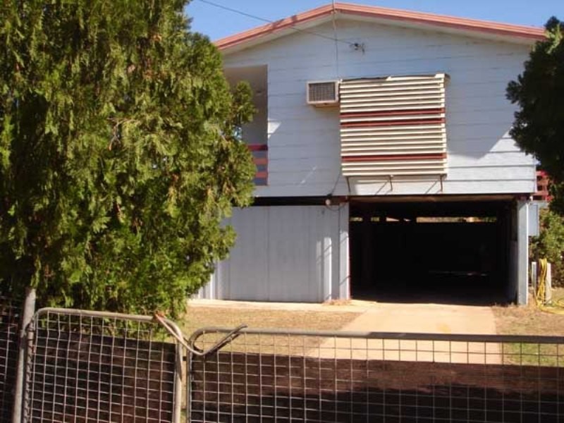 16 Roxburg Street, Capella QLD 4723