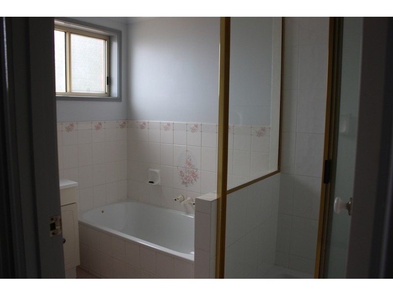 25 staal crescent, Emerald QLD 4720