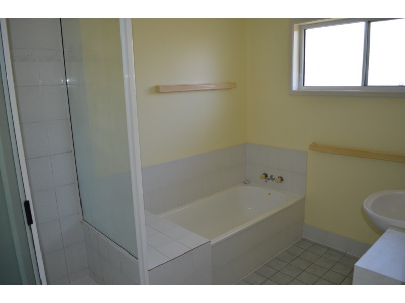15 Barry Street, Emerald QLD 4720