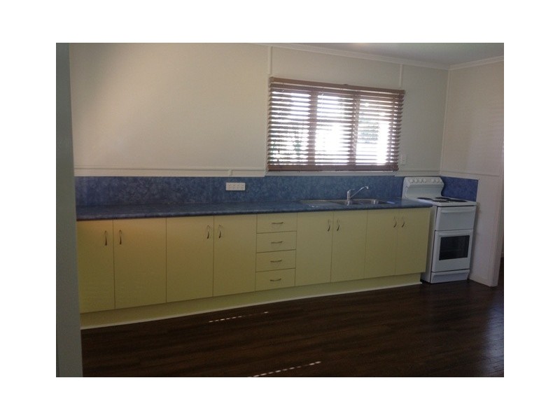 16 Racecourse Rd, Emerald QLD 4720