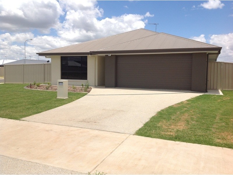 27 Thornton St, Emerald QLD 4720