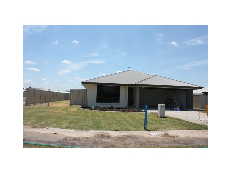 27 Thornton St, Emerald QLD 4720