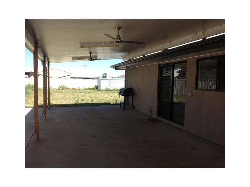 50 Mayfair Dr, Emerald QLD 4720