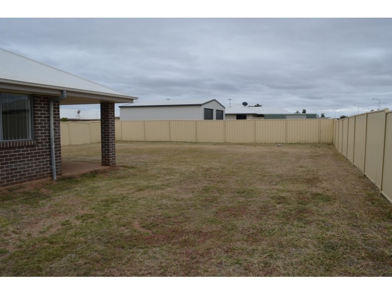 14 Lakeside Drive, Emerald QLD 4720
