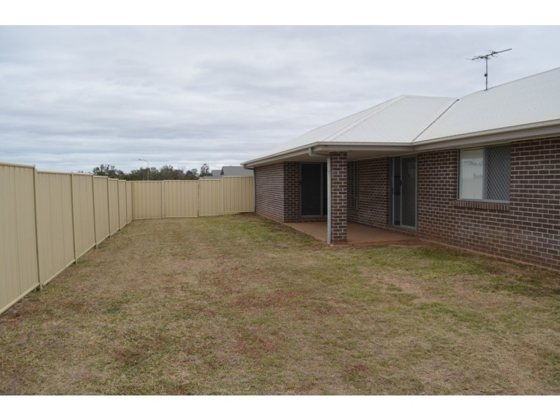 14 Lakeside Drive, Emerald QLD 4720
